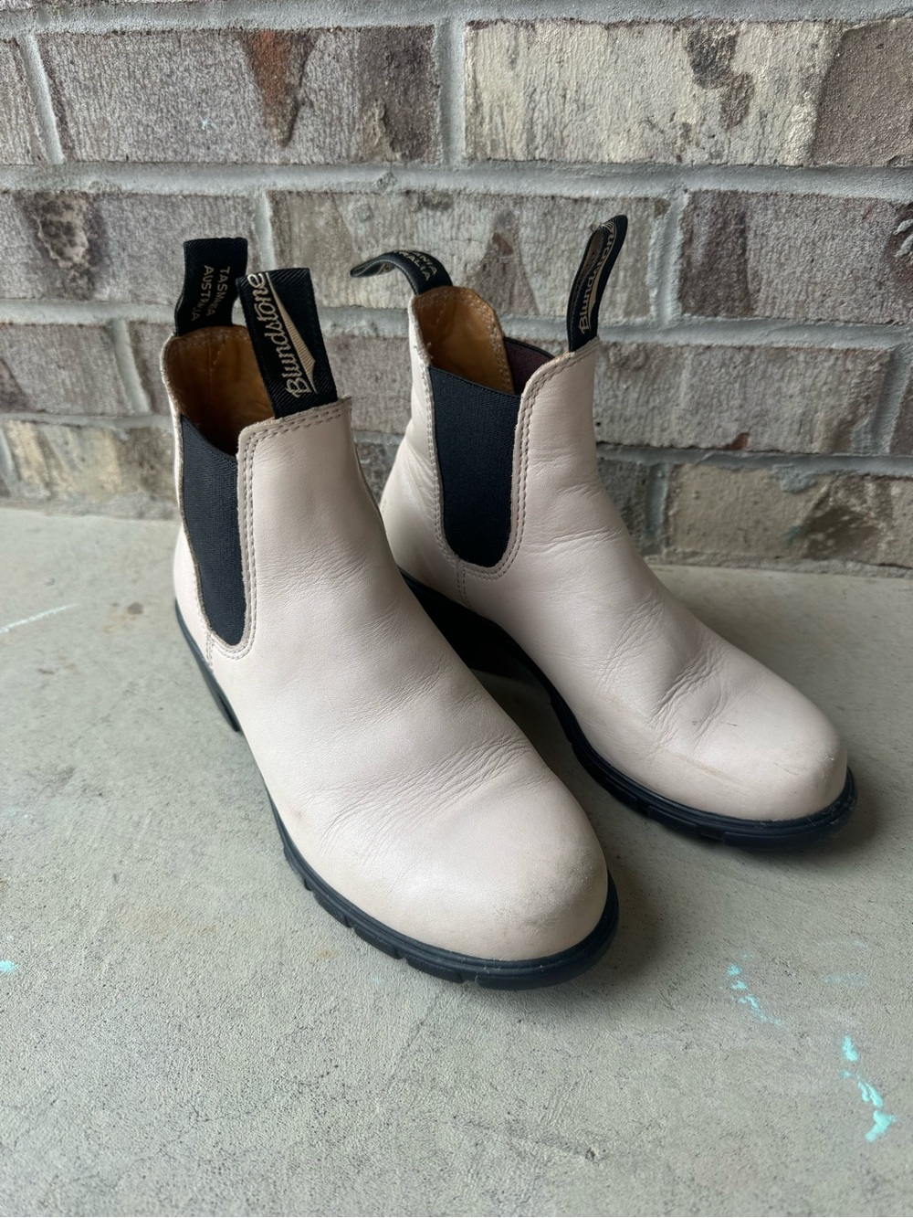 Blundstone Chelsea boots cream color women’s 6